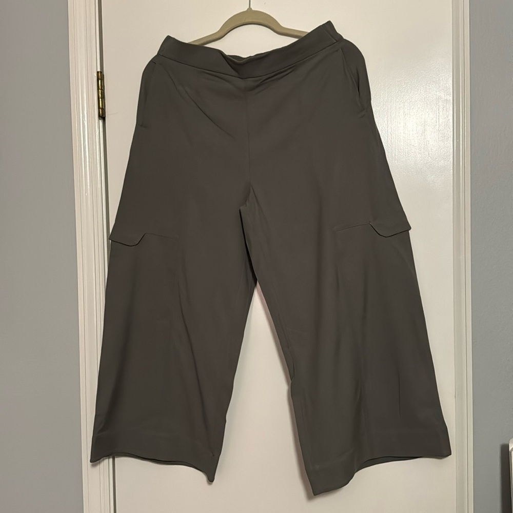 Lululemon wide leg woven gaucho pants size 10